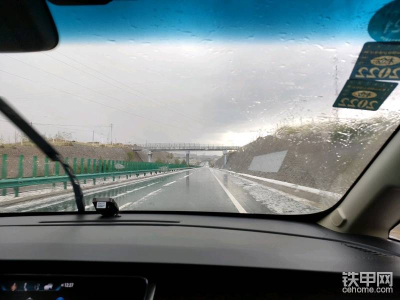 去機場的路上，下冰雹了，風雨無阻，長沙見