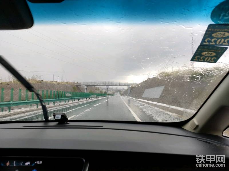 去机场的路上，下冰雹了，风雨无阻，长沙见