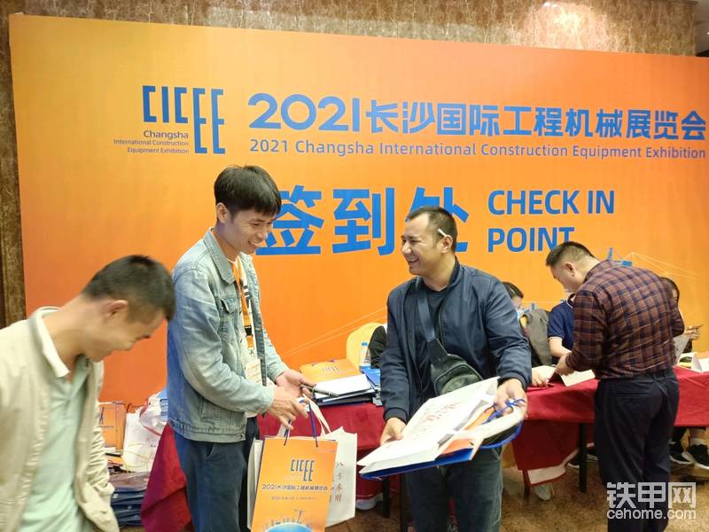 拿到禮品，高興的合不攏嘴??????