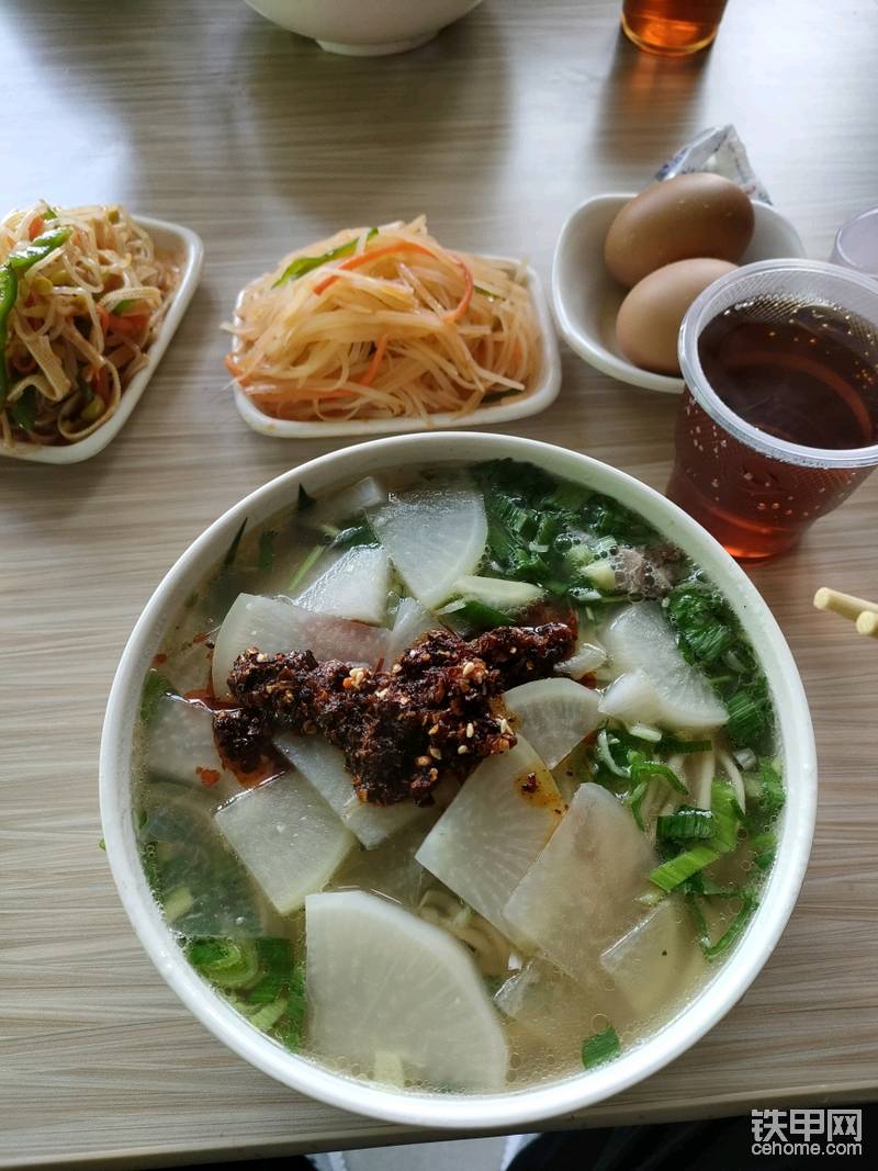 打卡武威的早餐   牛肉面
早上7點收拾東西出門，自己開車去市里坐車去機場