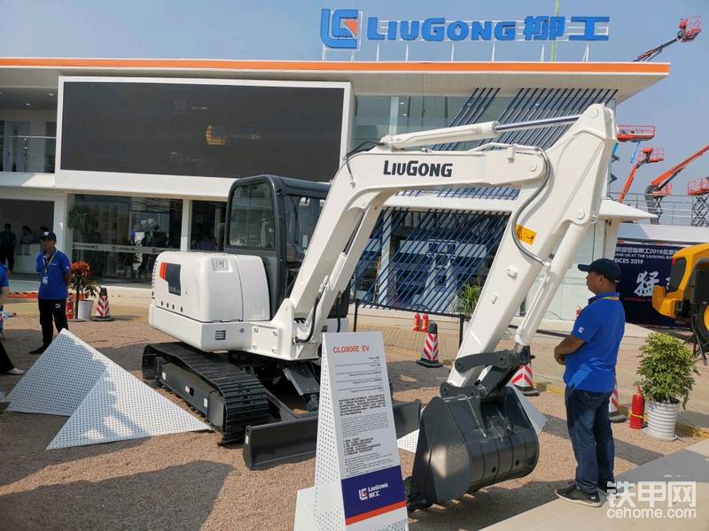 行业先锋在2019年北京宝马展推出的纯电动柳工CLG906—EV，这是当时参观留下的珍贵照片。