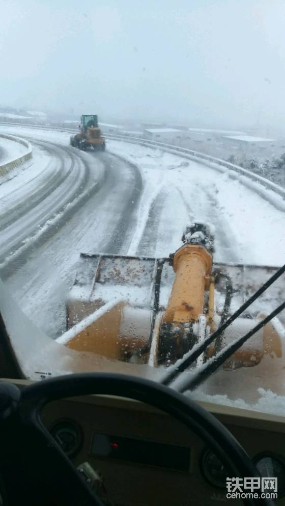 柳工836和30E装载机，助力高速公路除雪防滑