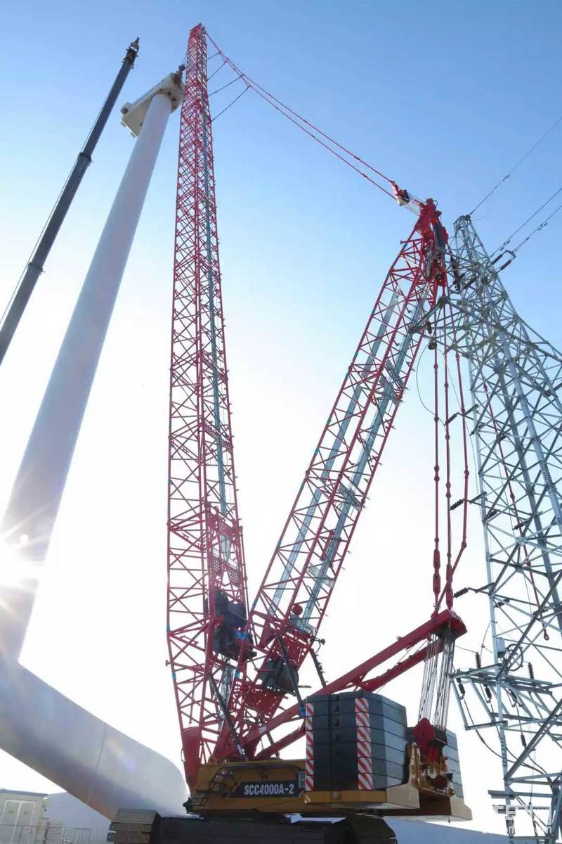1，SCC4000A-2履带吊内蒙古锡林浩特市大草原风电吊装，吊装金风3.0MW90米高的风机，轮毂净重88吨。