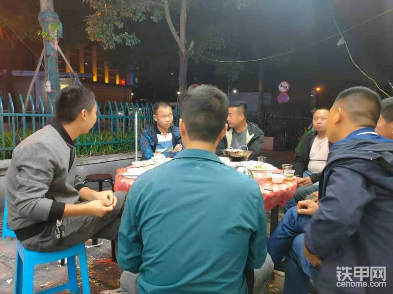 到酒店當天晚上外面去找大佬和波哥，還有各位甲友