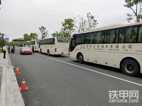 午休过后坐车去工厂开始下午的精彩活动