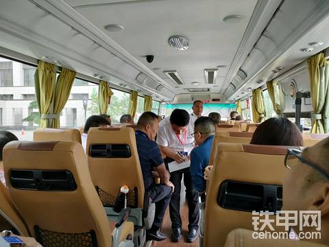 工作人员落实登记信息