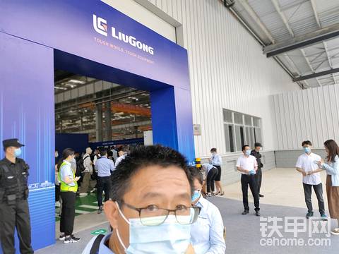 进入内场，参加东部基地二期投产暨首台下线仪式