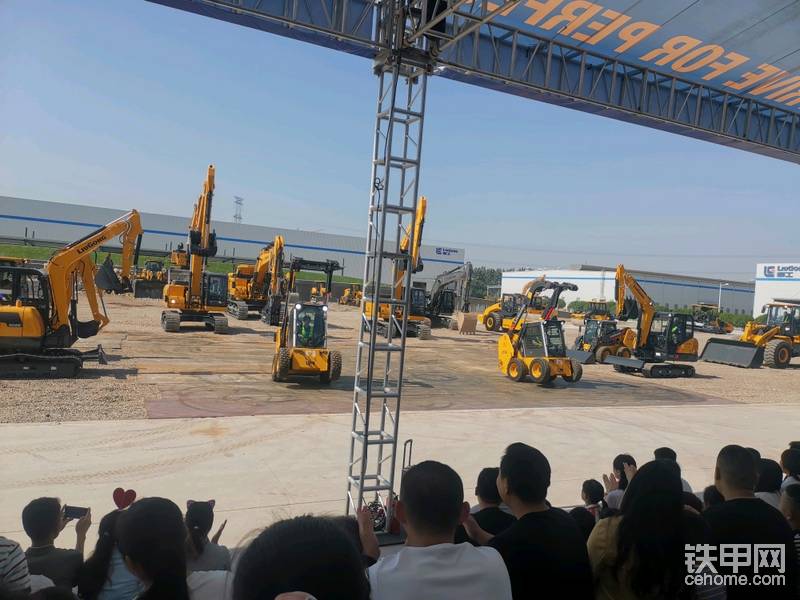 滑移裝載機(jī)閃亮的登場