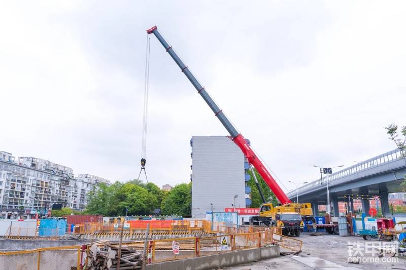 地鐵是當(dāng)今城市不可缺少的一種交通方式，它極大地方便了人們的生活出行。圖中三一吊車正在參建地鐵建設(shè)！