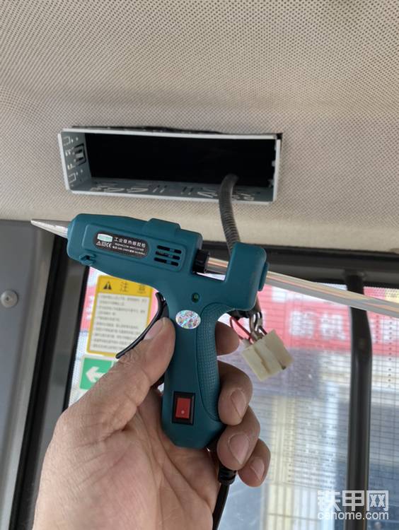 準(zhǔn)備固定卡機(jī)座