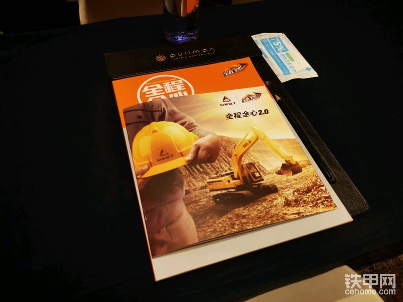 因为这个活动的时间是非常短的，一个半小时的时间里，要把各项会议程序走完，所以自己在会场根本没有更新帖子，基本都在抓拍照片和拍摄小视频。
生怕漏了任何一个环节。现在，我就把剩下的活动环节内容的图片都放出来。
会议开幕，男女主持人登台，男的帅气，女的靓丽！