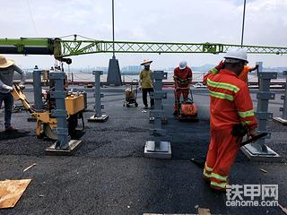 全程人工铺沥。