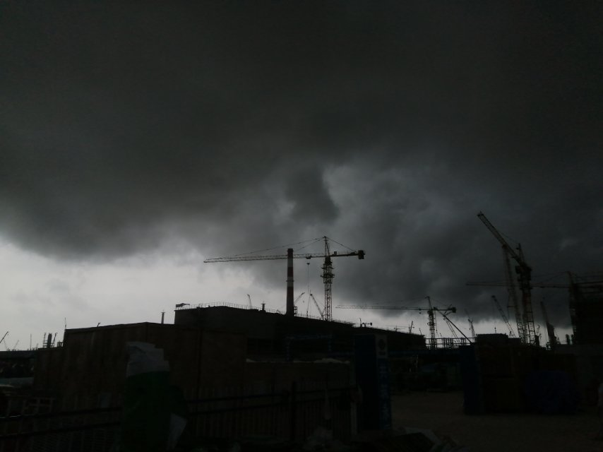 萬里烏云到處飄 下雨修路頭一遭 翻斗司機(jī)