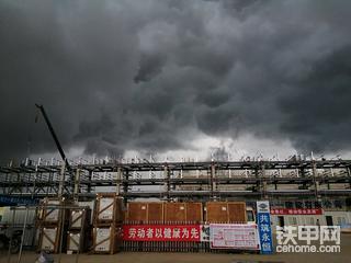 万里乌云到处飘
下雨修路头一遭
翻斗司机