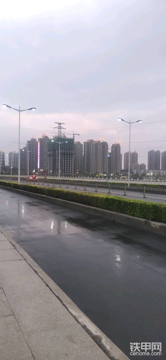 雨后空氣格外新鮮，涼爽的晚風(fēng)吹過(guò)耳朵。