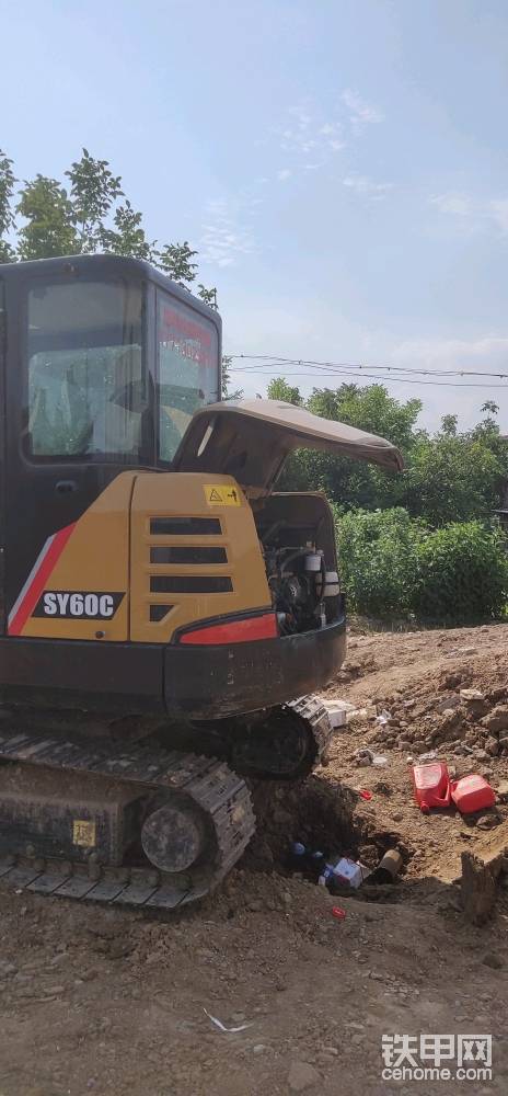 最后熱熱車，讓油走一波，機(jī)車500小時(shí)，用著還行，速度還行 久保田發(fā)動(dòng)機(jī)還行，算是比較耐造，前幾天干活把屁股蹭了一下，心疼，自從買車以后一直加石化油，油耗不算高，一個(gè)臺班25升