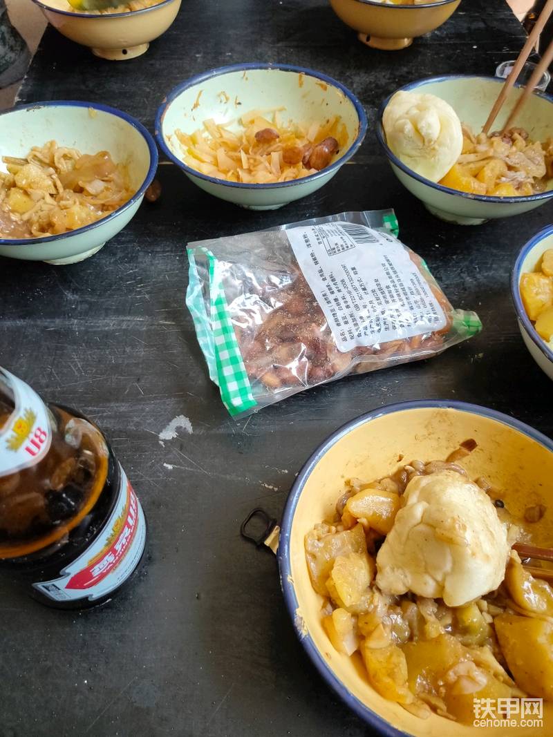 用餐时间，显得很仓促。劳动人民没有大鱼大肉吃饭也很香👍照片拍摄于2021年6月6日