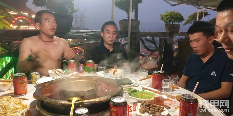 這也許都時間常了不見！難得聚一起我們的勇哥即興來了幾首歌！唱的那叫一個哇塞！對了還有我們的豬豬飛一夜就跟綠油油的山較勁！??????