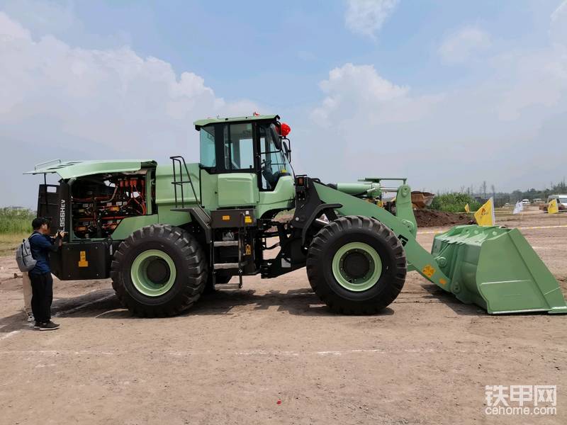 這就是臨工的電動(dòng)裝載機(jī)   近百萬(wàn)的機(jī)車(chē)   嘖嘖嚇人