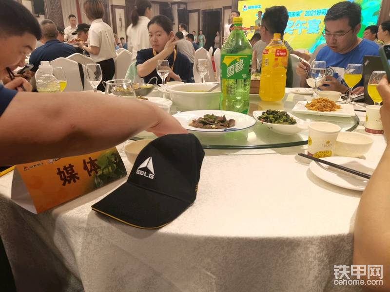 比賽結(jié)束了   自己因?yàn)榈谝惶爝t到理論考試廢了  不過(guò)  我們鐵甲六人組獲得雙冠  打敗了重慶百人團(tuán)    這才是我最大的榮幸  沒(méi)給鐵甲的兄弟們丟臉