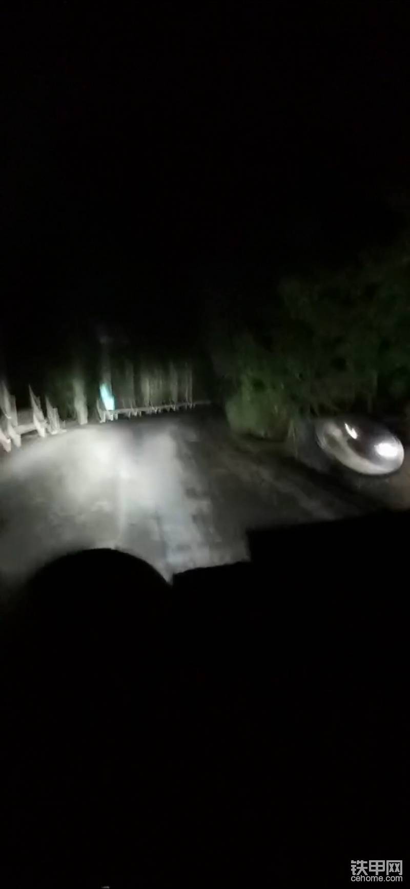 12點(diǎn)半拖現(xiàn)代60離開(kāi)工地趕往老家  找車(chē)進(jìn)城  沒(méi)想到啊  拖車(chē)一路到家  接近7點(diǎn)了  一百工地山路硬是走了六個(gè)多小時(shí)