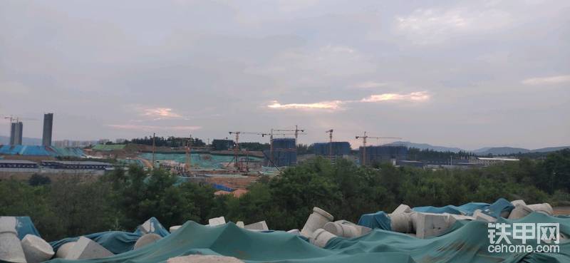 遠處的夕陽落下，天邊還留下了一抹金黃色的云彩。