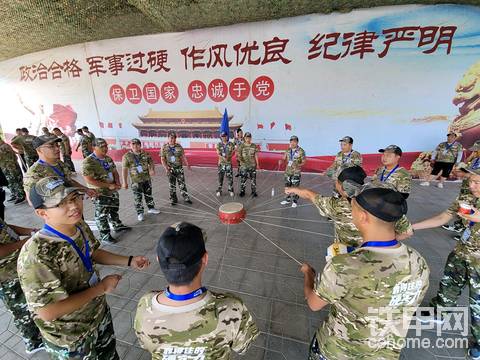 团队拓展第二项:拨浪鼓球，将球放在鼓上，队员们掌握节奏将球颠起来，连续成功10次。