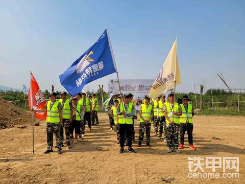 穿上安全服的更加帅气！特种兵学员们整队集合，准备观看山工设备的操作表演。