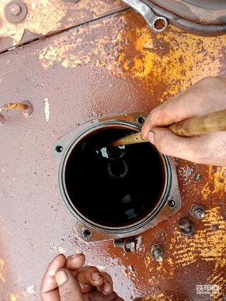 这个挖机液压油滤芯变成这样了，你们遇到过吗