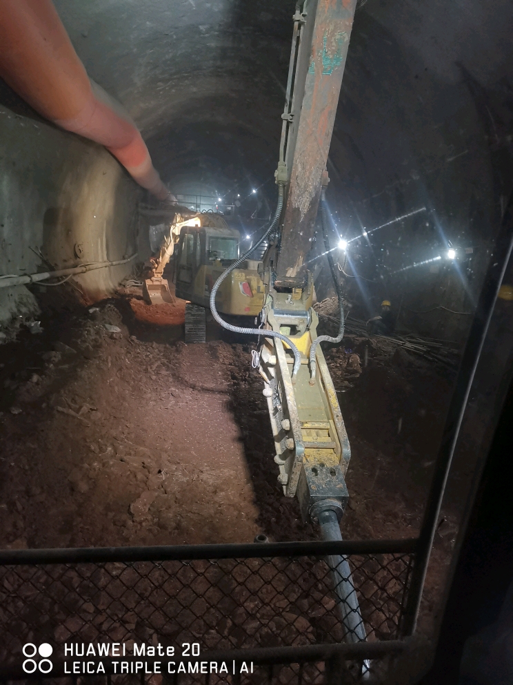 地铁隧洞亏挖机 打锤最考眼力的活