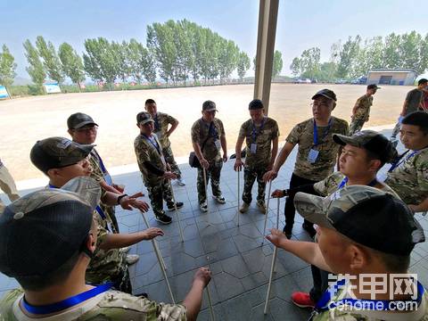 各组的“指导员”教学中……