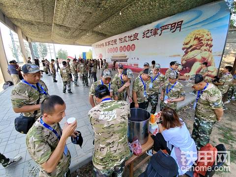 周末的石家庄天气炎热，预报气温39°。贴心的山工为现场的选手们准备了绿豆汤、藿香正气水等清凉解暑神器。