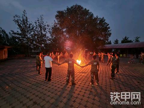 晚上山工为特种兵学员们安排了篝火晚会和露天烧烤盛宴，非常的走心接地气。劳累了一天的学员们放松起来，彼此相互敬酒畅聊人生，分享行业经验。

篝火点起，手拉手心连心，我们就是一家人！