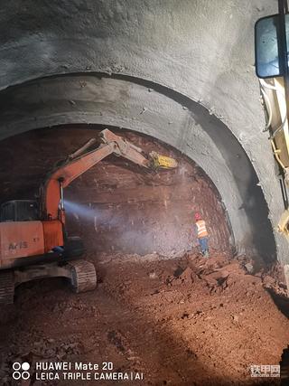地铁隧洞亏挖机  打锤最考眼力的活