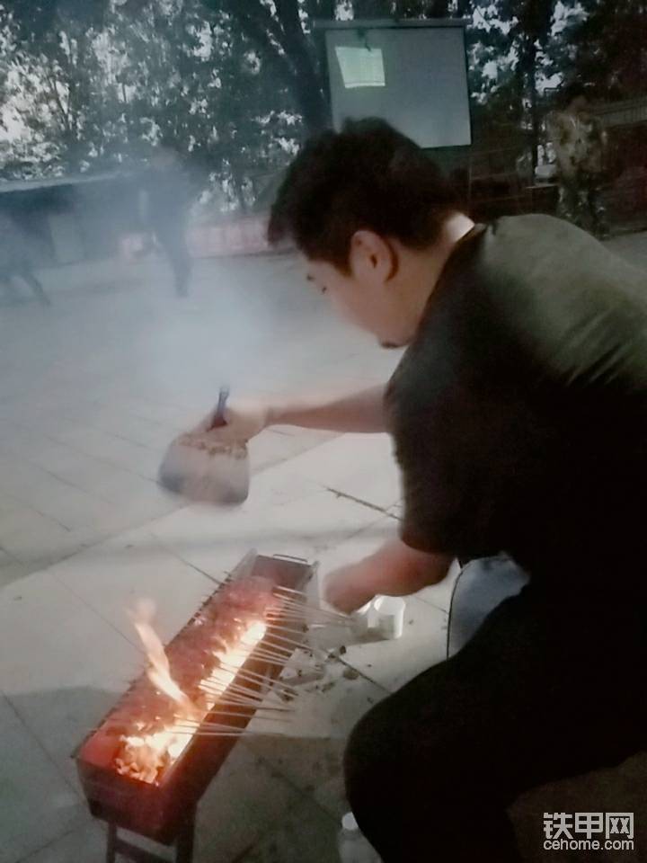 這位烤串大師烤的賊拉拉香！