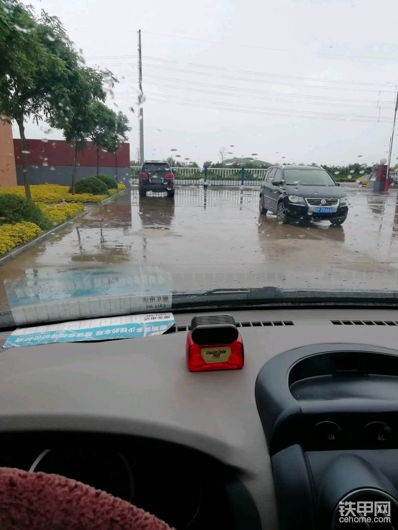 在雨中行进，终于到达目的地。