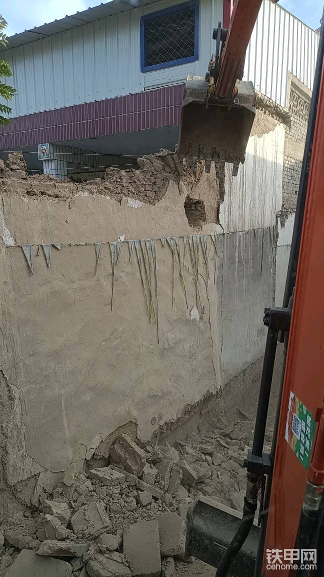 老土墻放倒，