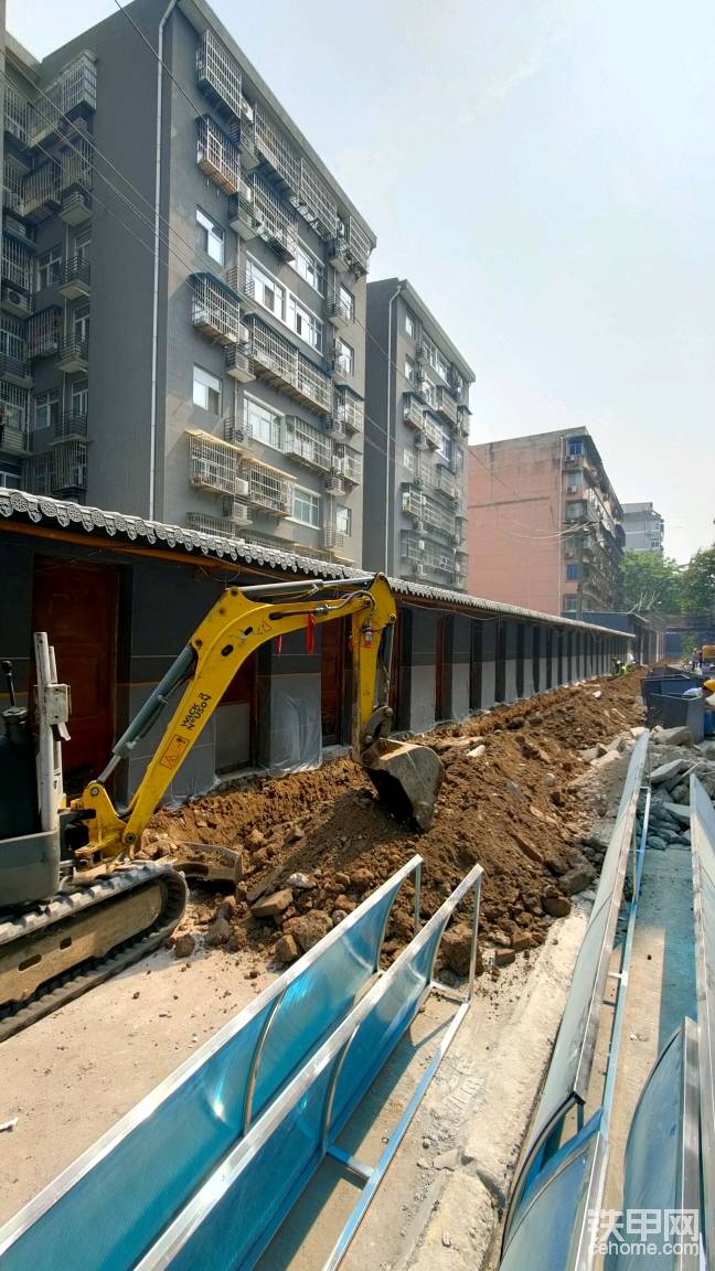 這是400米長的溝，之前水泥表面，已經被60挖機破碎過了，我過來就是挖一個75cm深的溝!   頭一次正兒八經干活真的緊張，回轉快了，把左邊的門，撞了一下，還好不是墻，把墻撞掉漆了，就賠錢了!????，但是自己獨立完成一個活，真的對我有太多幫助，就是不一定要快，但一定要穩(wěn)，穩(wěn)中帶快!  按我大哥話說，學習中戰(zhàn)斗，戰(zhàn)斗中學習!    回頭一回味，這個活，說簡單也不簡單，操心的地方很多，因為溝要求挖75cm，底下就是管子，回轉 空間還小，緊貼墻根去挖!