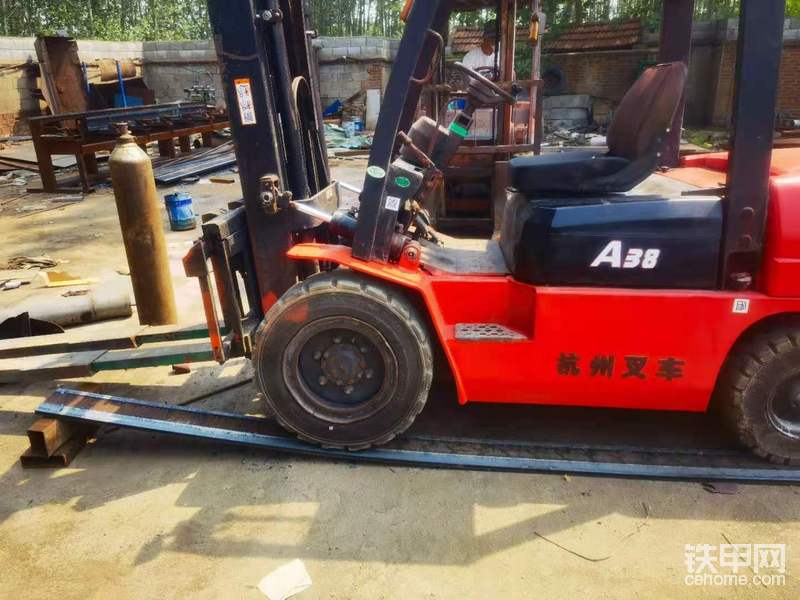 将一块3米长50装载机铲板一头垫高30厘米，用3.8吨叉车反复碾压，铲板未变形断裂，事实证明轨道钢铲板无论在耐磨性还是韧性上都要优于市面上普通铲板。