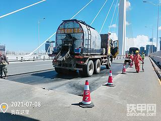 准备铺特殊沥青低层油浇沥青料。