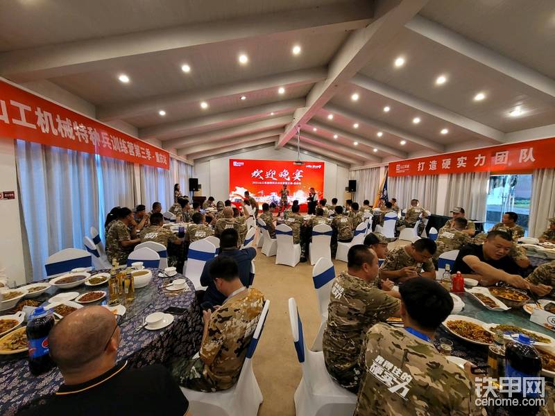 培訓(xùn)考試過(guò)后，山工為選手們準(zhǔn)備了豐盛的晚宴。吃好喝好為明天做好準(zhǔn)備！