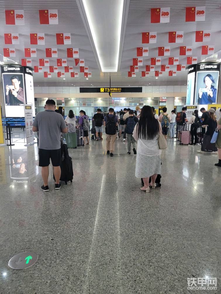经过4个小时的一顿颠簸，下午4点到达重庆江北机场！
活动地点位于西南的大足区，距离机场100+公里，路上还需要一个半小时左右。