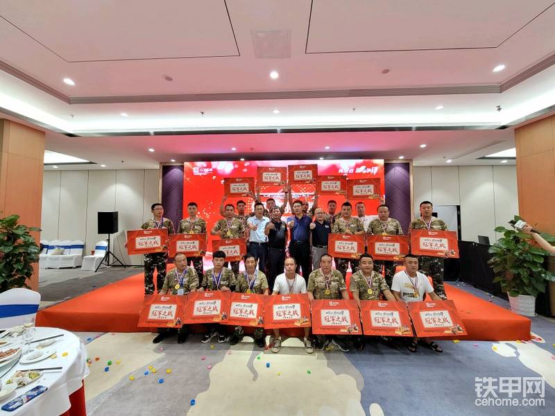 18位晋级青州总决赛的选手与山工机械领导进行合影留念！
