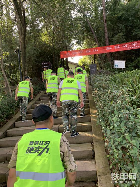 大家相繼登上小島。