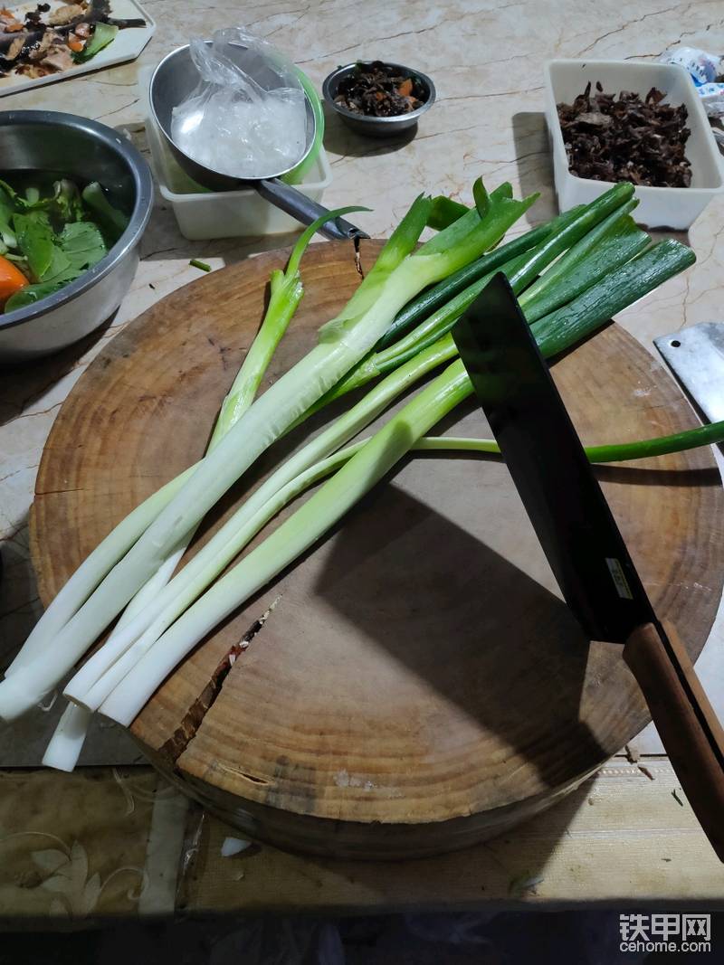 照片拍攝日期2020年5月31日！干凈的案板，鋒利的刀，綠油油的大蔥，開啟“美味人生”