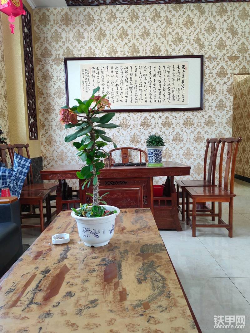 照片拍攝日期2020年5月31日！這裝飾和陳設(shè)看起來很有文人的氣息，名貴木材打造的吧？不過這個盆景很是廉價??
