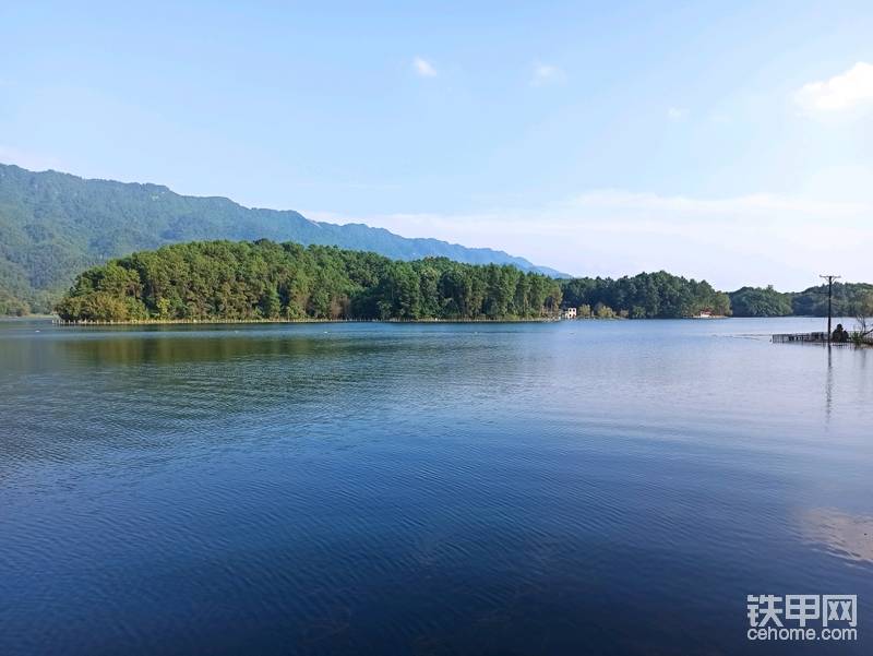 大家看这水怎么样？龙水湖最近是丰水期，我们几十个人的汗水也功不可没。主办方提供的纯净水丶柠檬冰丶藿香正气液非常及时，绿豆南瓜汤也都没怎么剩下。