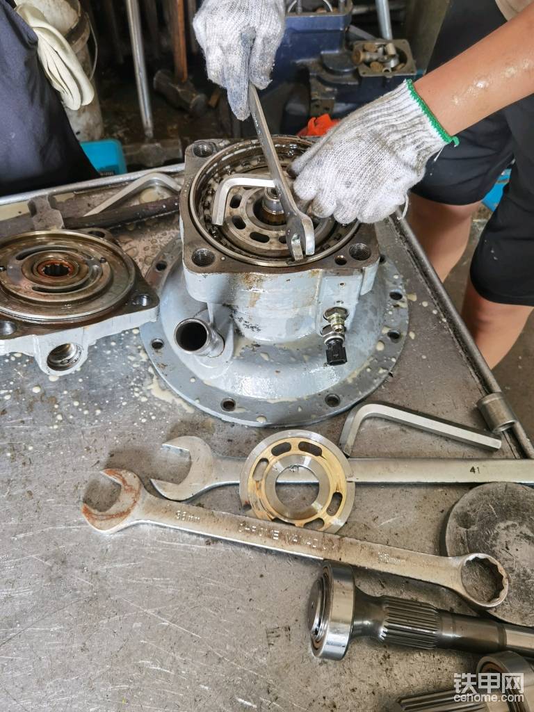 客戶的機(jī)型是ZAX230直噴車，采用的是川崎M5X130型回轉(zhuǎn)馬達(dá)。