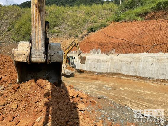 自那天被辭退已經(jīng)蠻多天了，在家里跟姐夫他的兄弟工地混，邊學(xué)邊開。加油了！