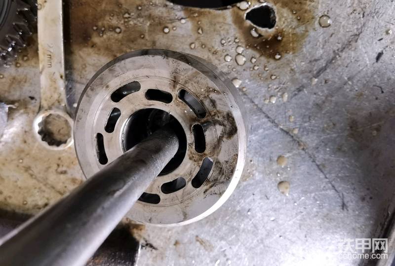 泵胆得磨一下，配流盘铜面磨损严重，客户决定换新的